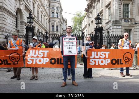 London, Großbritannien. April 2025. Der letzte direkte Protest von Just Stop Oil fand heute in London statt und markierte das Ende einer dreijährigen Kampagne, die disruptive und spaltende Klimademos auf die Straße gebracht hat. Kredit : Monica Wells/Alamy Live News Stockfoto