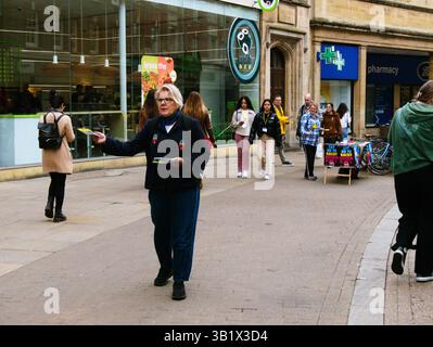 Cambridge, Cambridgeshire / Vereinigtes Königreich - 26. April 2025: Sagen Sie Nein zu rassistischen Anti-Reform-Aktivisten außerhalb von Petty Cury in Cambridge, Vereinigtes Königreich. Stockfoto