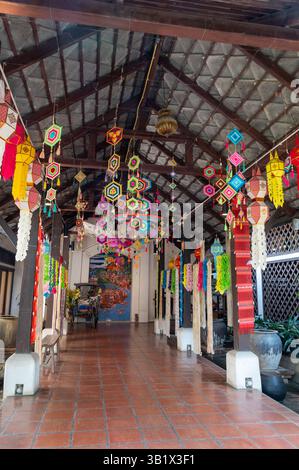 Besuchereinfahrt zum „Thai Silk Village“ befindet sich in Ban Sanuan NOK, einem Dorf in einem Viertel von Chiang Mai, Thailands zweitgrößter Stadt und Stockfoto