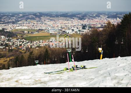 Skigebiet Pohorje in Maribor Slowenien. Ein Reise- und Touristenziel mit Blick auf die Stadt Stockfoto