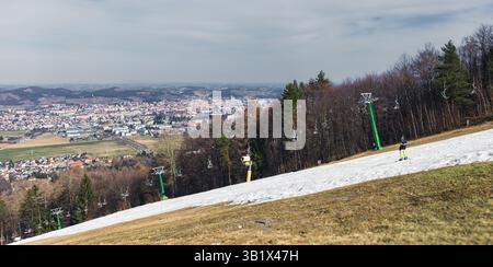 Skigebiet Pohorje in Maribor Slowenien. Ein Reise- und Touristenziel mit Blick auf die Stadt Stockfoto