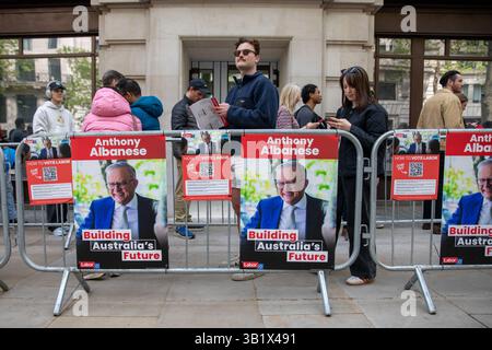 London, UK, 26. April 2025. Australische Bürger warten in der Schlange vor der High Commission in Central London, um in ihren Ländern bei den bevorstehenden Wahlen zu wählen. Quelle: James Willoughby/ALAMY Live News Stockfoto