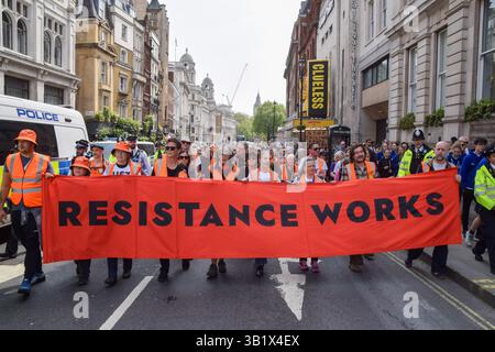 London, Großbritannien. April 2025. Halten Sie die Ölaktivisten einfach auf, durch Whitehall zu kommen, während sie ihren letzten Protest inszenieren. Die Klimagruppe kündigte kürzlich an, die Protestaktionen einzustellen. Quelle: Vuk Valcic/Alamy Live News Stockfoto