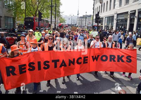 London, Großbritannien. April 2025. Halten Sie einfach die Ölaktivisten auf dem Weg durch den Trafalgar Square auf, während sie ihren letzten Protest inszenieren. Die Klimagruppe kündigte kürzlich an, die Protestaktionen einzustellen. Quelle: Vuk Valcic/Alamy Live News Stockfoto