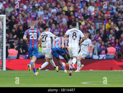 Wembley Stadium, London, Großbritannien. April 2025. FA Cup Halbfinalfußball, Crystal Palace gegen Aston Villa; Ismaila Sarr von Crystal Palace schießt und erzielt in der 56. Minute für 2-0 das 2. Tor. Credit: Action Plus Sports/Alamy Live News Stockfoto