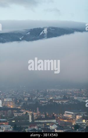 Pohorje in Maribor, Slowenien. Es ist ein Skigebiet mit einer Stadtlandschaft in Europa. Es hat Tourismus, wunderschöne Natur und eine tolle Aussicht. Stockfoto