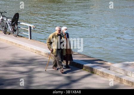 Älteres Ehepaar, das entlang der seine in Port des Invalides, Paris, Frankreich spaziert Stockfoto