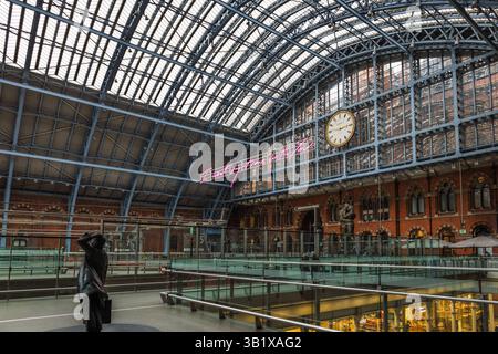 Inneres des internationalen Bahnhofs St. Pancras mit historischer Architektur. London, Großbritannien, 25. Februar 2024 Stockfoto