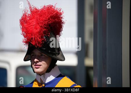 Rom, Italien. April 2025. Ein Mitglied der Schweizergarde wird am 26. April 2025 im Vatikan in Rom gesehen. (Foto: Jaap Arriens/SIPA USA) Credit: SIPA USA/Alamy Live News Stockfoto