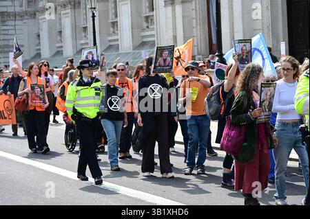 London, Großbritannien. April 2025. LONDON, ENGLAND - 26. APRIL 2025: Hunderte von Unterstützern von Just Stop Oil marschierten um den Parliament Square, um eine letzte Aktion zu starten. Während des marsches durch die Downing Street hielten viele Menschen Fotos von den „politischen Gefangenen“ in London, England. (Foto von 李世惠/siehe Li/Picture Capital) Credit: Siehe Li/Picture Capital/Alamy Live News Stockfoto