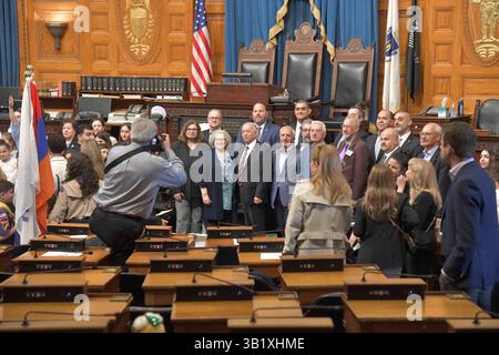 Boston, Ma, USA. April 2025. Armenier-Amerikaner und Freunde feiern den 110. Jahrestag des Völkermordes an den Armeniern durch die Türkei im Massachusetts State House. (Kreditbild: © Kenneth Martin/ZUMA Press Wire) NUR REDAKTIONELLE VERWENDUNG! Nicht für kommerzielle ZWECKE! Stockfoto