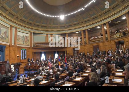 Boston, Ma, USA. April 2025. Armenier-Amerikaner und Freunde feiern den 110. Jahrestag des Völkermordes an den Armeniern durch die Türkei im Massachusetts State House. (Kreditbild: © Kenneth Martin/ZUMA Press Wire) NUR REDAKTIONELLE VERWENDUNG! Nicht für kommerzielle ZWECKE! Stockfoto