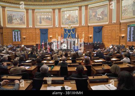 Boston, Ma, USA. April 2025. Armenier-Amerikaner und Freunde feiern den 110. Jahrestag des Völkermordes an den Armeniern durch die Türkei im Massachusetts State House. (Kreditbild: © Kenneth Martin/ZUMA Press Wire) NUR REDAKTIONELLE VERWENDUNG! Nicht für kommerzielle ZWECKE! Stockfoto