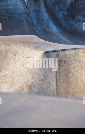 Details eines Skateboard-Parks aus Beton Stockfoto