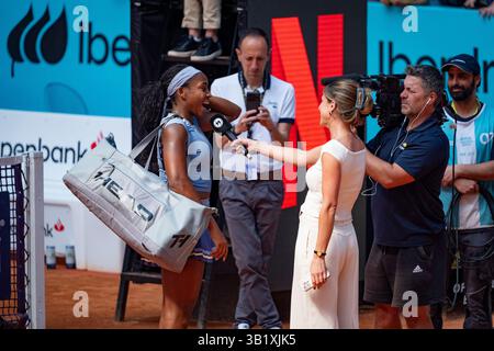 Madrid, Madrid, Spanien. April 2025. Coco Gauff aus den USA wird nach seinem Spiel gegen Ann Li aus den USA in der dritten Runde während des Turniers der Mutua Madrid Open 2025, das am 26. April 2025 im La Caja Magica in Madrid, Spanien, gefeiert wurde, interviewt. (Kreditbild: © Alberto Gardin/ZUMA Press Wire) NUR REDAKTIONELLE VERWENDUNG! Nicht für kommerzielle ZWECKE! Stockfoto