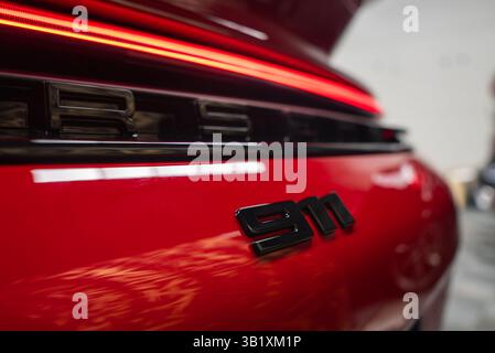 Nahaufnahme des hinteren Abschnitts des roten Porsche 2025 911 GT3 922 Stockfoto
