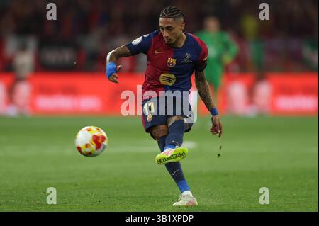 Sevilla, Spanien. April 2025. Während des Copa del Rey-Spiels, Finale, zwischen dem FC Barcelona und Real Madrid spielte CF am 26. April 2025 im La Cartuja Stadion in Sevilla, Spanien. (Foto: Antonio Pozo/Pressinphoto) Credit: PRESSINPHOTO SPORTS AGENCY/Alamy Live News Stockfoto
