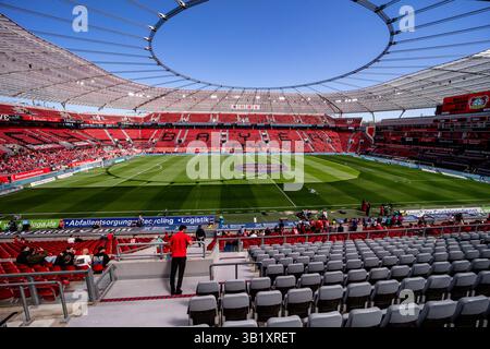 Leverkusen, Deutschland. April 2025. LEVERKUSEN, DEUTSCHLAND - 26. APRIL: Allgemeine Ansicht des Stadions während des Bundesliga-Spiels zwischen Bayer 04 Leverkusen und dem FC Augsburg in der BayArena am 26. April 2025 in Leverkusen. (Foto: Pieter van der Woude/Orange Pictures) Credit: Orange Pics BV/Alamy Live News Stockfoto