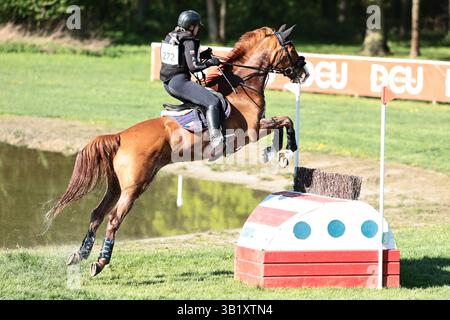 Nikola Bartova aus Tschechien mit Portas während des CCI2*-L Cross Country bei den Strzegom Spring Open II am 26. April 2025, Strzegom, Polen (Foto: Maxime David - MXIMD Pictures) Stockfoto