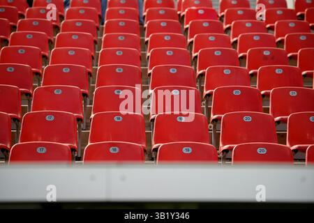 Leverkusen, Deutschland. April 2025. Leere rote Sitze in der BayArena, 1. Bundesliga, Spieltag 31, Bayer 04 Leverkusen (LEV) - FC Augsburg (A) 2:0, am 26. April 2025 in Leverkusen, Deutschland. #DFL-Vorschriften verbieten die Verwendung von Fotos als Bildsequenzen und/oder Quasi-Video # Credit: dpa/Alamy Live News Stockfoto