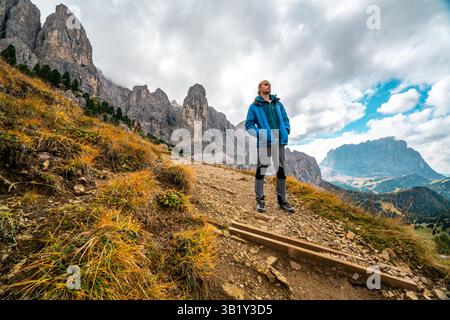 Majestätische Alpenlandschaft mit Wanderer in den Dolomiten, Italien Stockfoto