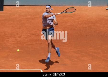 Madrid, Spanien. April 2025. Lorenzo Sonego im Kampf gegen Alex de Minaur bei den Mutua Madrid Open am 26. April 2025 in Madrid (Foto: Oscar Gonzalez/SIPA USA) Credit: SIPA USA/Alamy Live News Stockfoto