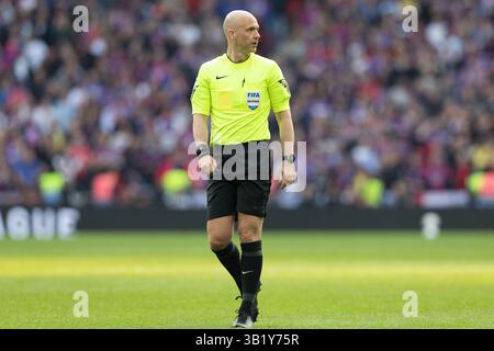London, Großbritannien. April 2025. Schiedsrichter Anthony Taylor beim Halbfinalspiel des Crystal Palace FC gegen Aston Villa FC Emirates FA Cup im Wembley Stadium, London, Großbritannien am 26. April 2025 Credit: Ian Stephen/Every Second Media Credit: Every Second Media/Alamy Live News Stockfoto