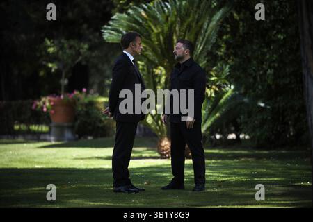 Rom, Italien. April 2025. Der ukrainische Präsident Wolodymyr Zelenskyj, rechts, führt Gespräche mit dem französischen Präsidenten Emmanuel Macron, links, nach der Beerdigung für Papst Franziskus am 26. April 2025 in Rom, Italien. Kredit: Ukrainischer Ratsvorsitz/Pressestelle Des Ukrainischen Präsidenten/Alamy Live News Stockfoto