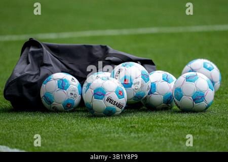 Sinsheim, Deutschland. April 2025. Fußbälle der Marke Derbystar Bundesliga Brillant APS von Select liegen auf dem Rasen, Offizieller Spielball, offizieller Match Ball, Symbolfoto, Symbolbild, Symbol, 26.04.2025, Sinsheim (Deutschland), Fussball, Bundesliga, TSG 1899 HOFFENHEIM - BORUSSIA DORTMUND, DFB/DFL-VORSCHRIFTEN VERBIETEN DIE VERWENDUNG VON FOTOGRAFIEN ALS BILDSEQUENZEN UND/ODER QUASI-VIDEO. Quelle: dpa/Alamy Live News Stockfoto