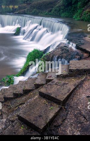 Detail eines Staudamms mit Wasserfall im Dorf Sevilha, Gemeinde Tábua in Portugal. Stockfoto