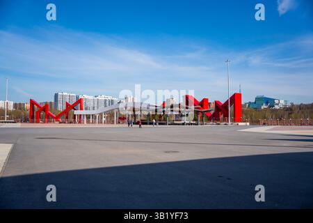 Kemerowo, Russland - 25. April 2025: Moskauer Platz in Kemerowo. Neu entwickelter urbaner Raum mit zeitgenössischer Architektur. Konzept der modernen Stadt Stockfoto