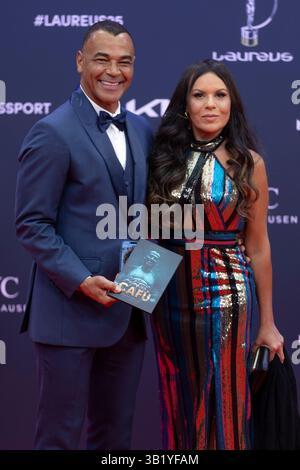 Cafu und Ehefrau Regina nahmen am Galería 21. April 2025 an der Fotokonferenz „Laureus World Sports 2025“ in Madrid Teil. Stockfoto