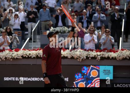 Madrid, Spanien. April 2025. Der Italiener Matteo Arnaldi spielt gegen den Serben Novak Djokovic (nicht sichtbar) während des zweiten Rundenspiels der Mutua Madrid Open 2025 in La Caja Mágica. Endpunktzahl: 6:3, 6-4 für Matteo Arnaldi. Quelle: SOPA Images Limited/Alamy Live News Stockfoto