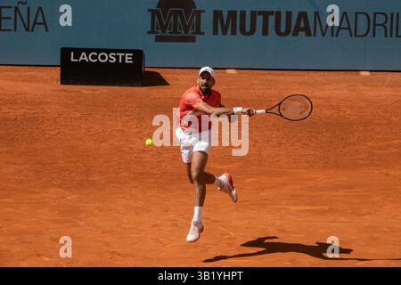 Madrid, Spanien. April 2025. Der Serbier Novak Djokovic spielt gegen den Italiener Matteo Arnaldi (nicht sichtbar) während des zweiten Rundenspiels der Mutua Madrid Open 2025 in La Caja Mágica. Endpunktzahl: 6:3, 6-4 für Matteo Arnaldi. Quelle: SOPA Images Limited/Alamy Live News Stockfoto