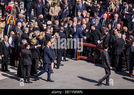 Vatikanstadt, Vatikan. April 2025. Präsident der Ukraine Wolodymyr Zelenskij nahm an der Beerdigung von Papst Franziskus Teil und traf sich mit verschiedenen Behörden. Tausende versammelten sich auf dem Petersplatz zur Beerdigung von Papst Franziskus. Die Führer der Welt, der Klerus und die treuen Trauernden zollten ihren Respekt in einer feierlichen und emotionalen Zeremonie. Die Messe, die von seinem Nachfolger geleitet wurde, war reich an traditionellen Riten und herzlichen Tribut. Glocken tönten durch die Vatikanstadt, während der Sarg des Papstes durch die Menge getragen wurde. Die Leute weinten offen, schwenkten Fahnen und hielten Kerzen in einer stillen Mahnwache. Die Welt verabschiedet sich von einem l Stockfoto