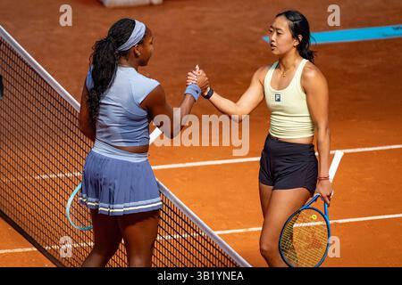 Madrid, Madrid, Spanien. April 2025. Coco Gauff aus den USA begrüßt Ann Li aus den USA in der dritten Runde beim Turnier der Mutua Madrid Open 2025, das am 26. April 2025 in Madrid, Spanien, im La Caja Magica gefeiert wurde. (Kreditbild: © Alberto Gardin/ZUMA Press Wire) NUR REDAKTIONELLE VERWENDUNG! Nicht für kommerzielle ZWECKE! Stockfoto