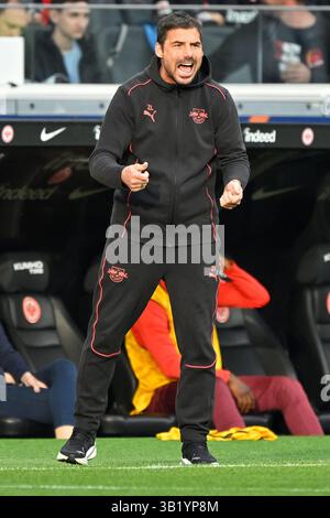 Frankfurt, Deutschland. April 2025. Zsolt Loew, Cheftrainer des RB Leipzig, unterrichtet am 26. April 2025 beim ersten Bundesliga-Fußballspiel zwischen Eintracht Frankfurt und RB Leipzig in Frankfurt. Quelle: Ulrich Hufnagel/Xinhua/Alamy Live News Stockfoto