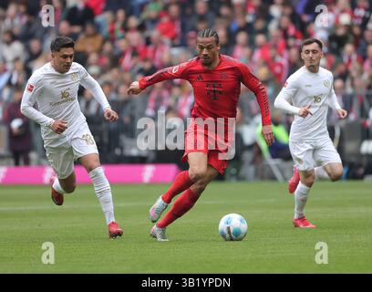 München, Deutschland. April 2025. Leroy Sane (C) von Bayern München bricht beim Fußball-Erstliga-Spiel zwischen Bayern München und FSV Mainz 05 in München am 26. April 2025 durch. Quelle: Philippe Ruiz/Xinhua/Alamy Live News Stockfoto