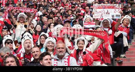 München, Deutschland. April 2025. Fans jubeln Bayern München beim Fußball-Spiel der ersten Bundesliga zwischen Bayern München und dem FSV Mainz 05 in München am 26. April 2025 an. Quelle: Philippe Ruiz/Xinhua/Alamy Live News Stockfoto