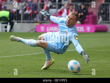 München, Deutschland. April 2025. Der Torhüter des FSV Mainz 05, Robin Zentner, konnte beim Fußball-Spiel der Bundesliga zwischen Bayern München und FSV Mainz 05 in München am 26. April 2025 nicht sparen. Quelle: Philippe Ruiz/Xinhua/Alamy Live News Stockfoto