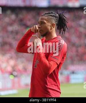 München, Deutschland. April 2025. Michael Olise von Bayern München feiert sein Tor beim Fußball-Spiel der ersten Bundesliga zwischen Bayern München und dem FSV Mainz 05 am 26. April 2025 in München. Quelle: Philippe Ruiz/Xinhua/Alamy Live News Stockfoto