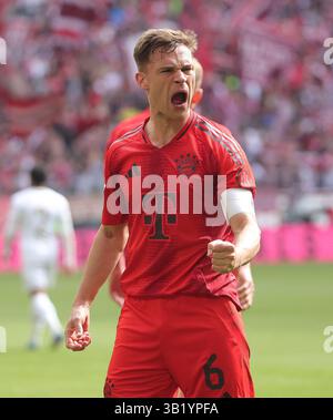 München, Deutschland. April 2025. Joshua Kimmich von Bayern München feiert das zweite Tor seiner Mannschaft beim Fußball-Spiel der Bundesliga zwischen Bayern München und dem FSV Mainz 05 in München am 26. April 2025. Quelle: Philippe Ruiz/Xinhua/Alamy Live News Stockfoto