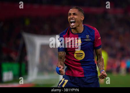 Sevilla, Spanien. April 2025. Raphinha vom FC Barcelona feiert am 26. April 2025 das Copa del Rey-Fußballspiel zwischen dem FC Barcelona und Real Madrid im La Cartuja Stadion in Sevilla. Quelle: Pablo Morano/Xinhua/Alamy Live News Stockfoto