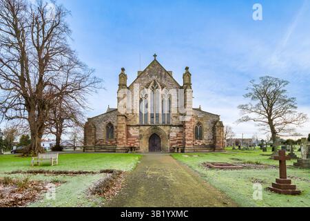 Die Westfassade der St. Asaph Cathedral, einer Kathedrale aus dem 13. Jahrhundert in St. Asaph oder Llanelwy in Denbighshire, Nordwales, ist die zweitkleinste Stadt in... Stockfoto
