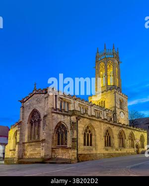Außenansicht der Pfarrkirche Allerheiligen, Pflaster in der Abenddämmerung. York, North Yorkshire, Großbritannien Stockfoto
