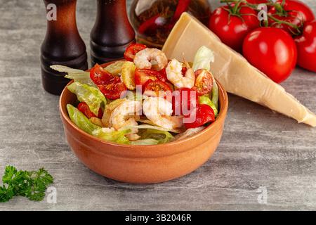 Leckerer caesar-Salat mit Garnelen und Eisberg Stockfoto