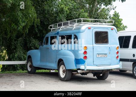 VARADERO, KUBA - 2. SEPTEMBER 2023: Blauer Dodge Station Wagon aus den späten 1940er Jahren in Kuba, Rückansicht. Stark modifiziert mit Ford-Teilen Stockfoto