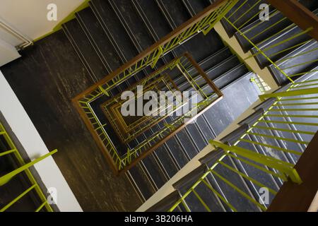 Geometrische Ansicht einer rechteckigen Wendeltreppe, die verschwindet Stockfoto