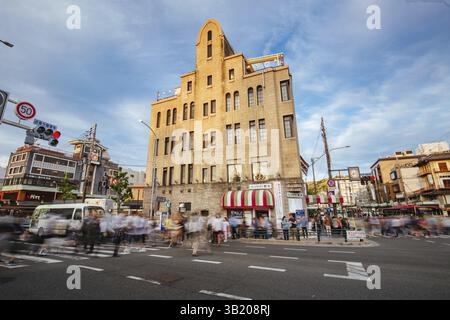 KYOTO, JAPAN - 15. MAI 2019: Architektur an der Kreuzung von Shijo-dori und Kawabata-dori in der Nähe des Bahnhofs Gion-Shijo Keihan tagsüber Stockfoto