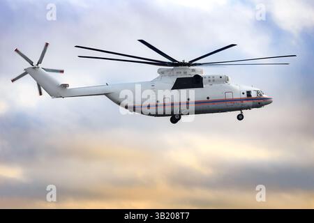Hauptrotorsystem russischer Flughubschrauber Kombination aus mehreren Drehflügeln Rotorblätter bunte Wolken Himmel Stockfoto